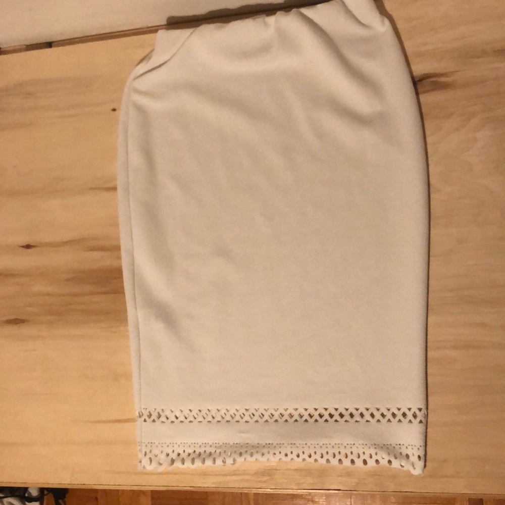 Women white tight fitting skirt. Size XS.